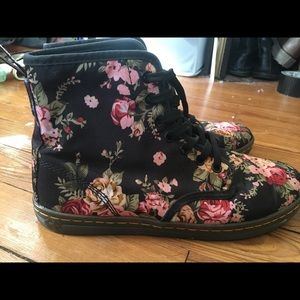 Dr. Martens floral boots. US SZ 8/UK SZ 6